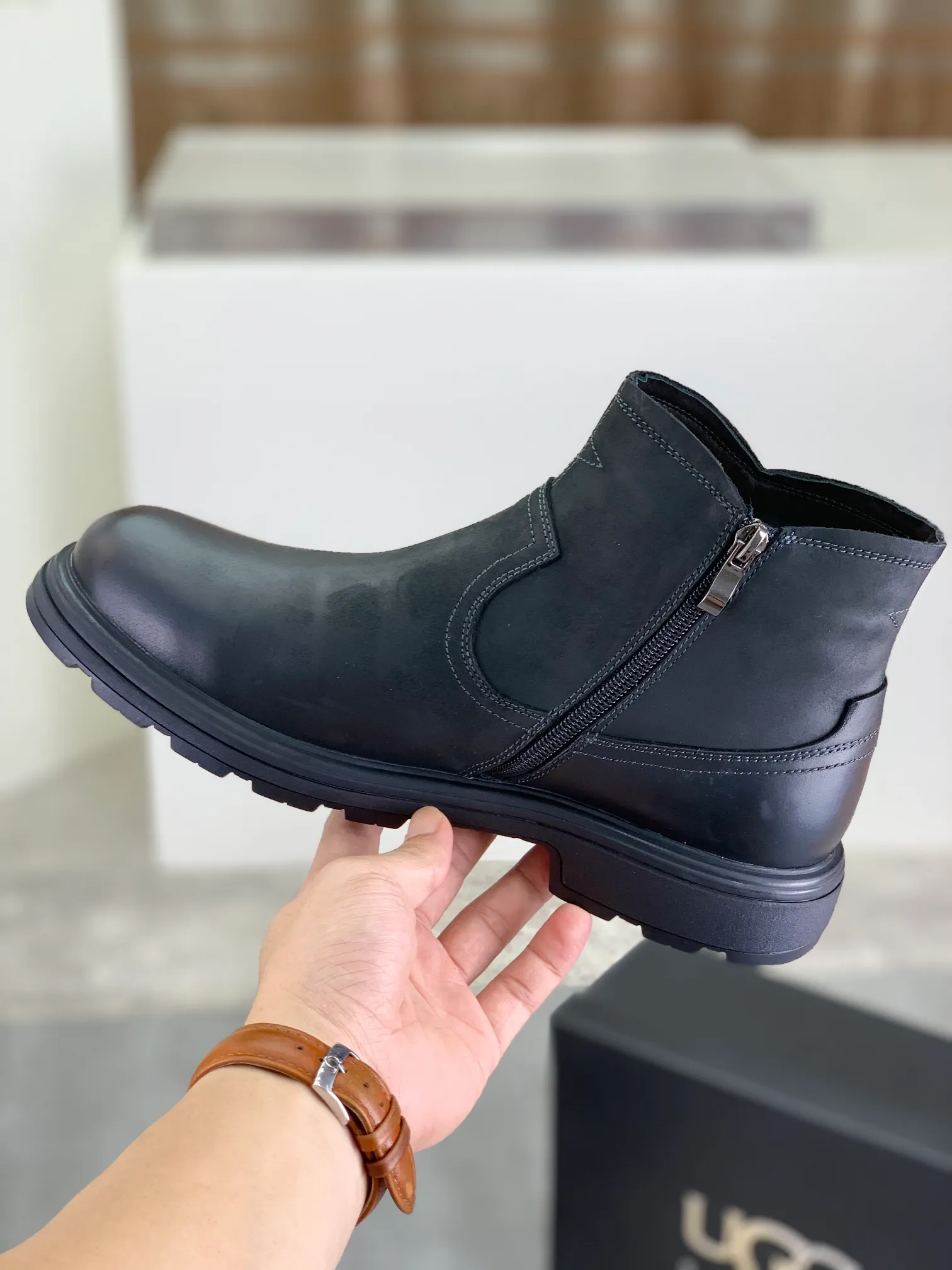 Factory price P640 💶[UGG] (full wool lining) Top-end high-quality fur integrated warm snow boots from Australia's warm luxury men's shoes brand, UGG-5877 official website synchronized, made of imported cowhide, carefully sewn...Imported rubber outsole (comfortable, soft, wear-resistant) The quality is really great...Exquisite workmanship, you can't put it down at first sight, code number: 39-44 Color: 3️⃣colors available